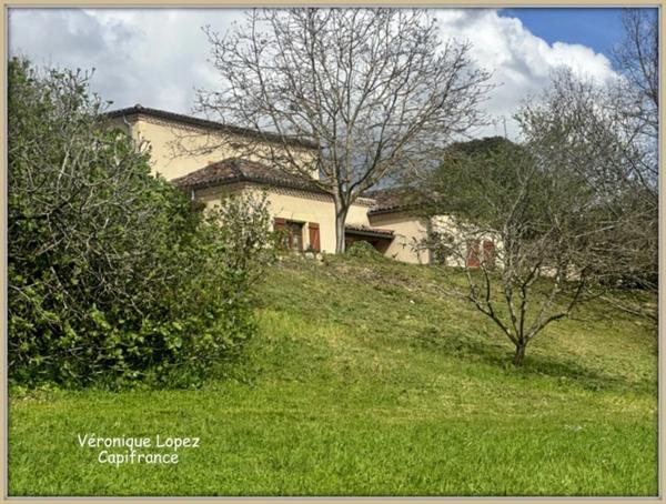 Lectoure, aux portes du village, ensemble immobilier de 324 m² habitables, répartis sur deux niveaux sur parcelle de plus de 5000 m². Idéal pour un investissement locatif !