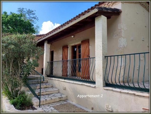 Lectoure, aux portes du village, ensemble immobilier de 324 m² habitables, répartis sur deux niveaux sur parcelle de plus de 5000 m². Idéal pour un investissement locatif !