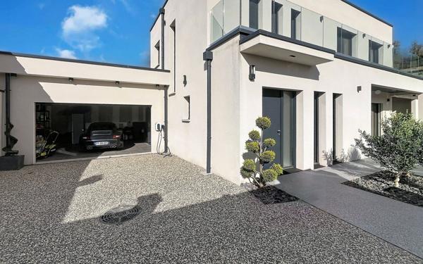 Maison à vendre    6 pièces • 172,11 m2 Châteauneuf-sur-Isère