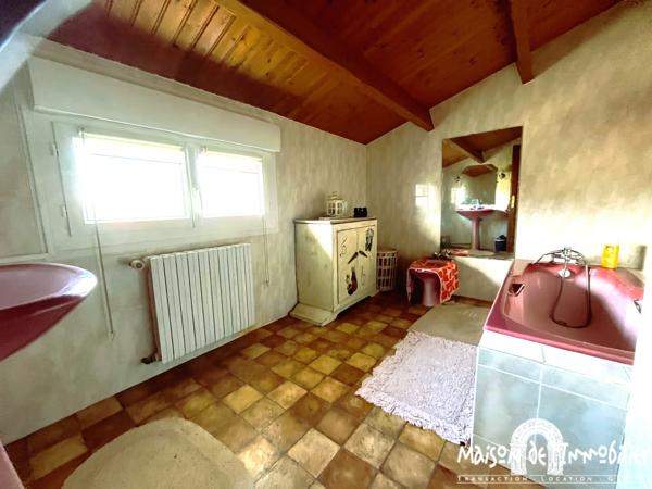 MESCHERS SUR GIRONDE - 5 PIECES - BEAUX VOLUMES - JARDIN - GARAGE