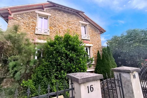 Maison
                                                                                                                                                                                                                                                                                                                        5 pièce(s)                                                                                                                                                                                                          3 chambre(s)                                                                                                                                                                                                          143  m²