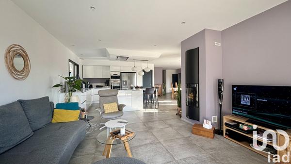 Maison traditionnelle 6 pièces de 142 m² à Lachapelle-sous-Aubenas (07200)