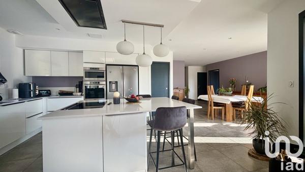 Maison traditionnelle 6 pièces de 142 m² à Lachapelle-sous-Aubenas (07200)