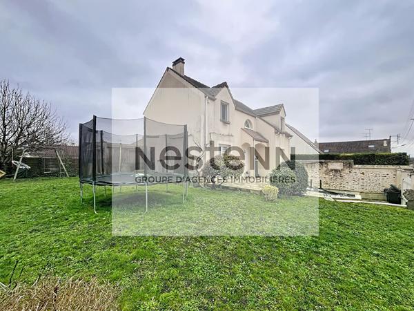 A vendre Sur Leuville sur Orge : Maison individuelle 7 pièces - 4 Chambres - 117 m² avec sous-sol total, piscine couverte et jardin