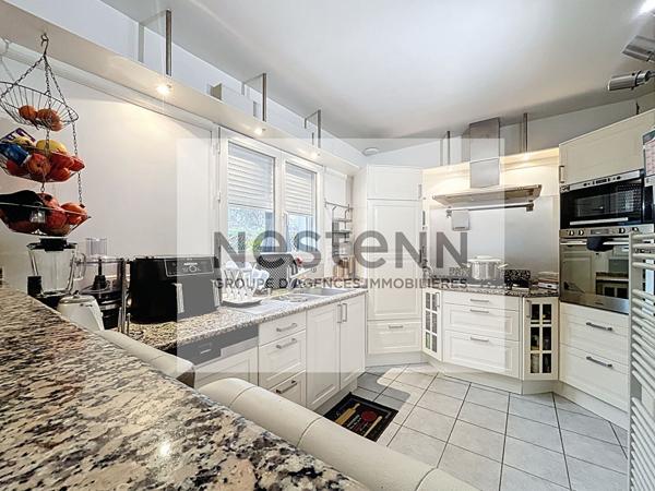 A vendre Sur Leuville sur Orge : Maison individuelle 7 pièces - 4 Chambres - 117 m² avec sous-sol total, piscine couverte et jardin