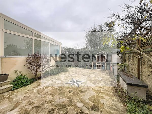 A vendre Sur Leuville sur Orge : Maison individuelle 7 pièces - 4 Chambres - 117 m² avec sous-sol total, piscine couverte et jardin