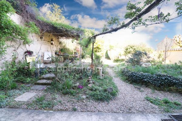 Maison de Charme et de Caractère de 353 m² - 9 Pièces - 6 Chambres sur parcelle de 662 m² - BELLAC 87300