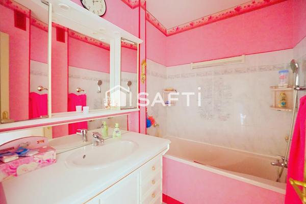 Calme absolu pour cet appartement au dernier étage et à proximité de toutes les commodités