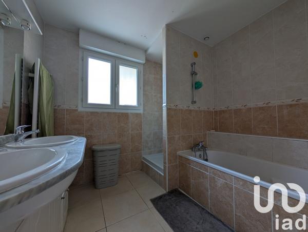 Maison 4 pièces de 94 m² à Bassens (33530)