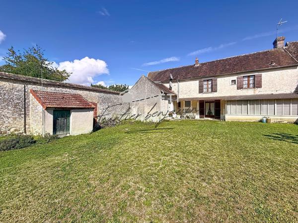 Maison spacieuse avec caves et dépendances !