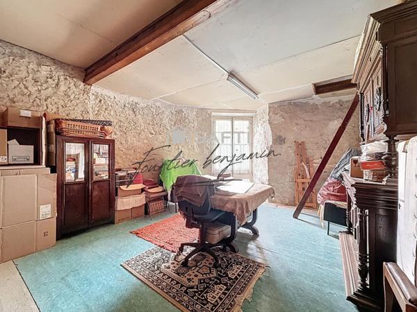 Maison spacieuse avec caves et dépendances !