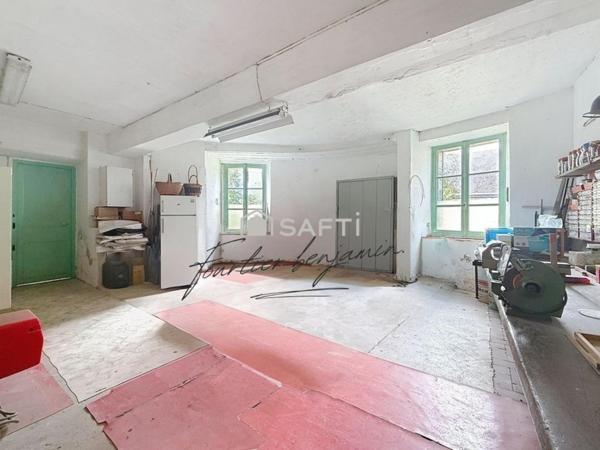 Maison spacieuse avec caves et dépendances !