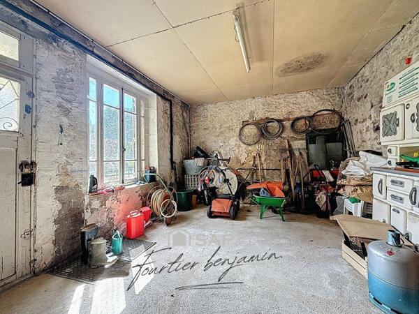Maison spacieuse avec caves et dépendances !