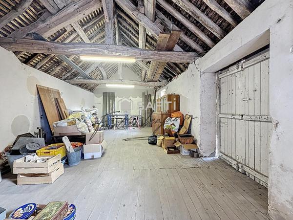 Maison spacieuse avec caves et dépendances !