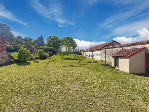 Maison spacieuse avec caves et dépendances !