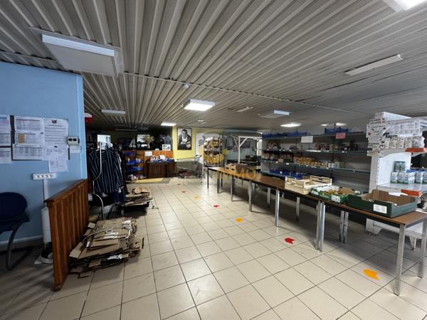 Local commercial de 330 m² loué – Investissement locatif avec bail commercial en cours
