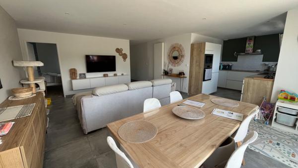 Maison récente de plain-pied avec 3 chambres et jardin, proche du centre