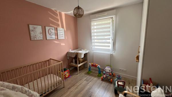 Maison récente de plain-pied avec 3 chambres et jardin, proche du centre