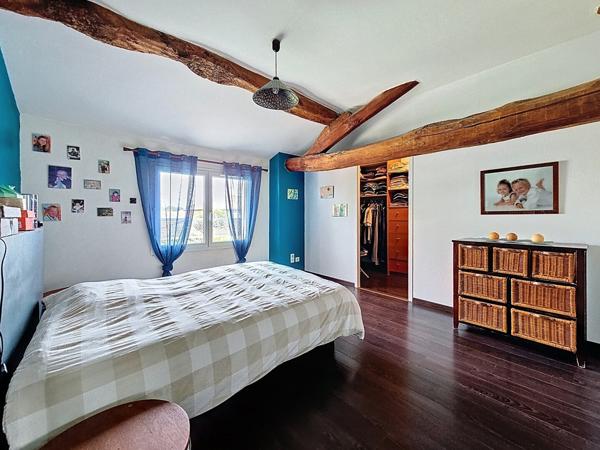 Maison en pierre et pisé 211 m² sur 692 m²