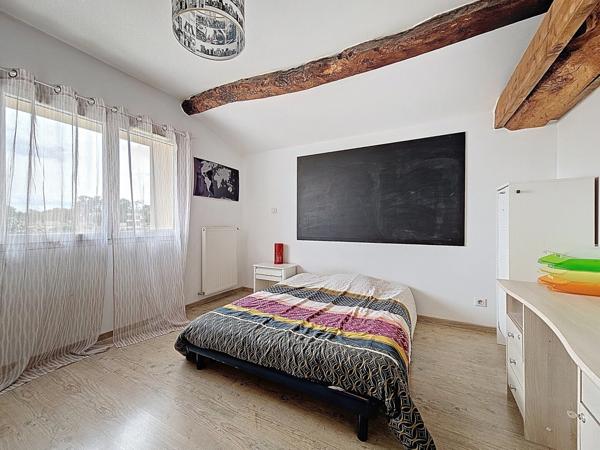 Maison en pierre et pisé 211 m² sur 692 m²