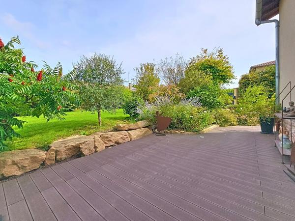 Maison en pierre et pisé 211 m² sur 692 m²