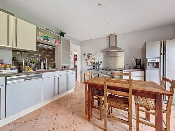 Maison en pierre et pisé 211 m² sur 692 m²