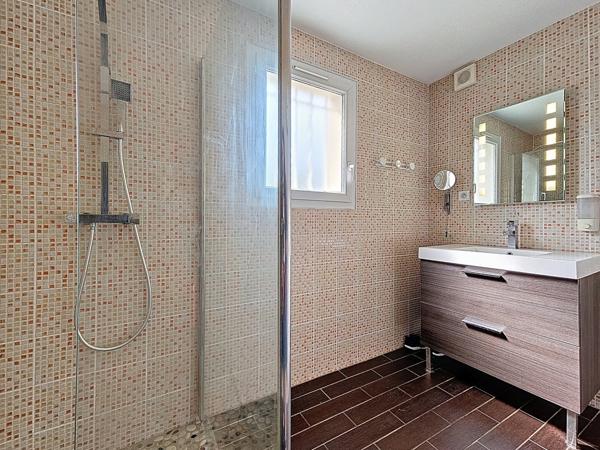 Maison en pierre et pisé 211 m² sur 692 m²