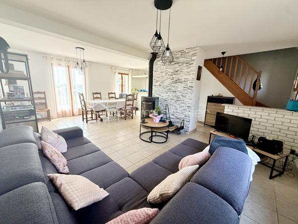 En Exclusivité BSK Immobilier:

Dans un petit village apprécié pour son calme, je vous propose cette maison familiale de 2004.
Du haut de ses 123m² habitables environ, elle possède bien des atouts qui sauront vous satisfaire.

Celle-ci est non seulement vivable de plain-pied mais elle possède également un point d'eau et un WC indépendant sur chaque niveau. De quoi vous apporter confort et praticité.
Ses 5 chambres, dont une au rez-de-Chaussée, vous donnent la possibilité de répondre aux envies et besoins de chaque membre du foyer.
Sa pièce de vie (avec lumière traversante) avec dans son prolongement l'espace cuisine, vous permettent de recevoir sans avoir peur de manquer d'espace.
Enfin, la terrasse avec vue sur la nature, est source de quiétude et gage de moments conviviaux.
Sans oublier, le garage (attenant à la maison), le carport ainsi que le chalet de jardin.
Le tout sur un terrain clos de 750m² environ.

Les + de ce joli bien: Salle d'eau du Rez-de-Chaussée refaite en 2025 / Bonne classe énergétique / Travaux sur l'assainissement réalisés en 2026 / Gare ligne Beauvais - Paris Nord à 5 minutes.

Tout ceci à 3 kilomètres d'Abbecourt et 4 kilomètres de Noailles.

Bref...Une visite s'impose!