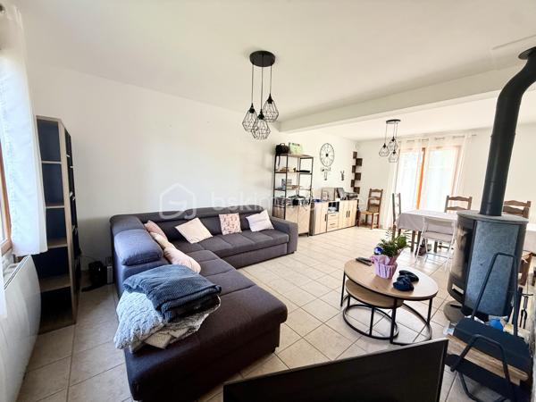 En Exclusivité BSK Immobilier:

Dans un petit village apprécié pour son calme, je vous propose cette maison familiale de 2004.
Du haut de ses 123m² habitables environ, elle possède bien des atouts qui sauront vous satisfaire.

Celle-ci est non seulement vivable de plain-pied mais elle possède également un point d'eau et un WC indépendant sur chaque niveau. De quoi vous apporter confort et praticité.
Ses 5 chambres, dont une au rez-de-Chaussée, vous donnent la possibilité de répondre aux envies et besoins de chaque membre du foyer.
Sa pièce de vie (avec lumière traversante) avec dans son prolongement l'espace cuisine, vous permettent de recevoir sans avoir peur de manquer d'espace.
Enfin, la terrasse avec vue sur la nature, est source de quiétude et gage de moments conviviaux.
Sans oublier, le garage (attenant à la maison), le carport ainsi que le chalet de jardin.
Le tout sur un terrain clos de 750m² environ.

Les + de ce joli bien: Salle d'eau du Rez-de-Chaussée refaite en 2025 / Bonne classe énergétique / Travaux sur l'assainissement réalisés en 2026 / Gare ligne Beauvais - Paris Nord à 5 minutes.

Tout ceci à 3 kilomètres d'Abbecourt et 4 kilomètres de Noailles.

Bref...Une visite s'impose!