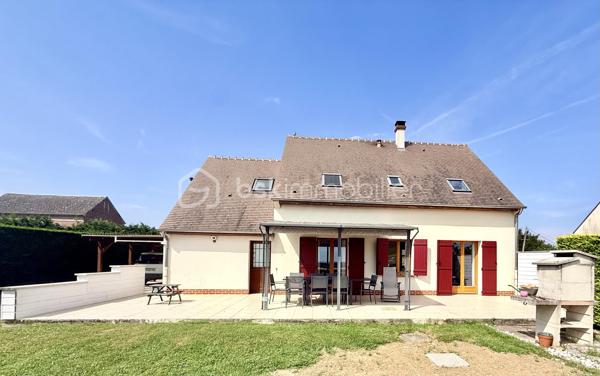 En Exclusivité BSK Immobilier:

Dans un petit village apprécié pour son calme, je vous propose cette maison familiale de 2004.
Du haut de ses 123m² habitables environ, elle possède bien des atouts qui sauront vous satisfaire.

Celle-ci est non seulement vivable de plain-pied mais elle possède également un point d'eau et un WC indépendant sur chaque niveau. De quoi vous apporter confort et praticité.
Ses 5 chambres, dont une au rez-de-Chaussée, vous donnent la possibilité de répondre aux envies et besoins de chaque membre du foyer.
Sa pièce de vie (avec lumière traversante) avec dans son prolongement l'espace cuisine, vous permettent de recevoir sans avoir peur de manquer d'espace.
Enfin, la terrasse avec vue sur la nature, est source de quiétude et gage de moments conviviaux.
Sans oublier, le garage (attenant à la maison), le carport ainsi que le chalet de jardin.
Le tout sur un terrain clos de 750m² environ.

Les + de ce joli bien: Salle d'eau du Rez-de-Chaussée refaite en 2025 / Bonne classe énergétique / Travaux sur l'assainissement réalisés en 2026 / Gare ligne Beauvais - Paris Nord à 5 minutes.

Tout ceci à 3 kilomètres d'Abbecourt et 4 kilomètres de Noailles.

Bref...Une visite s'impose!