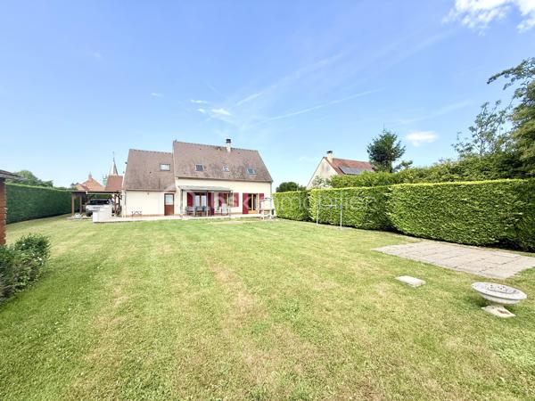 En Exclusivité BSK Immobilier:

Dans un petit village apprécié pour son calme, je vous propose cette maison familiale de 2004.
Du haut de ses 123m² habitables environ, elle possède bien des atouts qui sauront vous satisfaire.

Celle-ci est non seulement vivable de plain-pied mais elle possède également un point d'eau et un WC indépendant sur chaque niveau. De quoi vous apporter confort et praticité.
Ses 5 chambres, dont une au rez-de-Chaussée, vous donnent la possibilité de répondre aux envies et besoins de chaque membre du foyer.
Sa pièce de vie (avec lumière traversante) avec dans son prolongement l'espace cuisine, vous permettent de recevoir sans avoir peur de manquer d'espace.
Enfin, la terrasse avec vue sur la nature, est source de quiétude et gage de moments conviviaux.
Sans oublier, le garage (attenant à la maison), le carport ainsi que le chalet de jardin.
Le tout sur un terrain clos de 750m² environ.

Les + de ce joli bien: Salle d'eau du Rez-de-Chaussée refaite en 2025 / Bonne classe énergétique / Travaux sur l'assainissement réalisés en 2026 / Gare ligne Beauvais - Paris Nord à 5 minutes.

Tout ceci à 3 kilomètres d'Abbecourt et 4 kilomètres de Noailles.

Bref...Une visite s'impose!