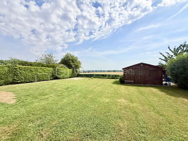 En Exclusivité BSK Immobilier:

Dans un petit village apprécié pour son calme, je vous propose cette maison familiale de 2004.
Du haut de ses 123m² habitables environ, elle possède bien des atouts qui sauront vous satisfaire.

Celle-ci est non seulement vivable de plain-pied mais elle possède également un point d'eau et un WC indépendant sur chaque niveau. De quoi vous apporter confort et praticité.
Ses 5 chambres, dont une au rez-de-Chaussée, vous donnent la possibilité de répondre aux envies et besoins de chaque membre du foyer.
Sa pièce de vie (avec lumière traversante) avec dans son prolongement l'espace cuisine, vous permettent de recevoir sans avoir peur de manquer d'espace.
Enfin, la terrasse avec vue sur la nature, est source de quiétude et gage de moments conviviaux.
Sans oublier, le garage (attenant à la maison), le carport ainsi que le chalet de jardin.
Le tout sur un terrain clos de 750m² environ.

Les + de ce joli bien: Salle d'eau du Rez-de-Chaussée refaite en 2025 / Bonne classe énergétique / Travaux sur l'assainissement réalisés en 2026 / Gare ligne Beauvais - Paris Nord à 5 minutes.

Tout ceci à 3 kilomètres d'Abbecourt et 4 kilomètres de Noailles.

Bref...Une visite s'impose!