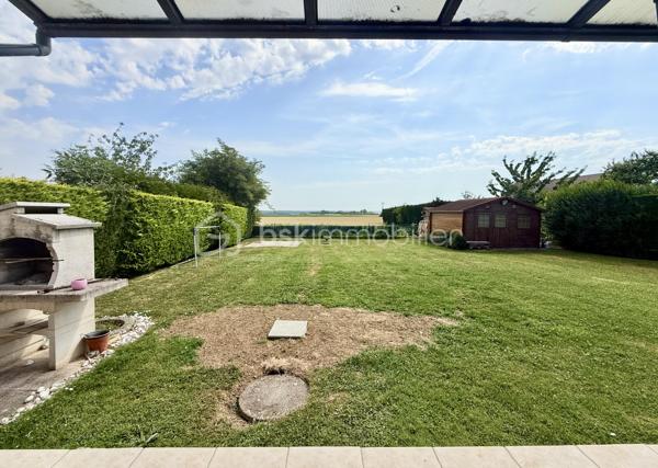 En Exclusivité BSK Immobilier:

Dans un petit village apprécié pour son calme, je vous propose cette maison familiale de 2004.
Du haut de ses 123m² habitables environ, elle possède bien des atouts qui sauront vous satisfaire.

Celle-ci est non seulement vivable de plain-pied mais elle possède également un point d'eau et un WC indépendant sur chaque niveau. De quoi vous apporter confort et praticité.
Ses 5 chambres, dont une au rez-de-Chaussée, vous donnent la possibilité de répondre aux envies et besoins de chaque membre du foyer.
Sa pièce de vie (avec lumière traversante) avec dans son prolongement l'espace cuisine, vous permettent de recevoir sans avoir peur de manquer d'espace.
Enfin, la terrasse avec vue sur la nature, est source de quiétude et gage de moments conviviaux.
Sans oublier, le garage (attenant à la maison), le carport ainsi que le chalet de jardin.
Le tout sur un terrain clos de 750m² environ.

Les + de ce joli bien: Salle d'eau du Rez-de-Chaussée refaite en 2025 / Bonne classe énergétique / Travaux sur l'assainissement réalisés en 2026 / Gare ligne Beauvais - Paris Nord à 5 minutes.

Tout ceci à 3 kilomètres d'Abbecourt et 4 kilomètres de Noailles.

Bref...Une visite s'impose!
