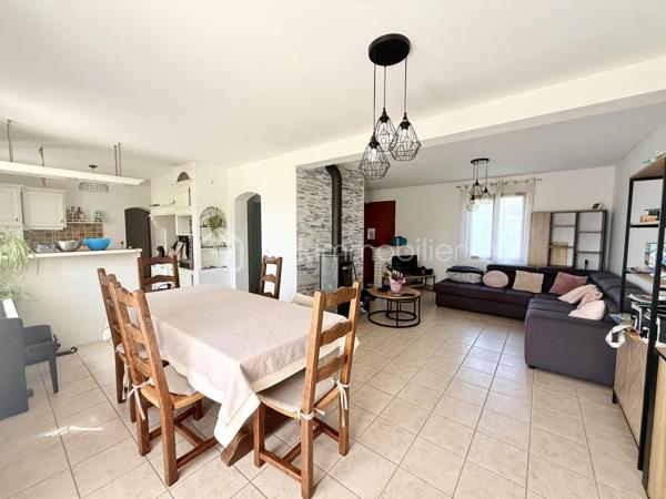 En Exclusivité BSK Immobilier:

Dans un petit village apprécié pour son calme, je vous propose cette maison familiale de 2004.
Du haut de ses 123m² habitables environ, elle possède bien des atouts qui sauront vous satisfaire.

Celle-ci est non seulement vivable de plain-pied mais elle possède également un point d'eau et un WC indépendant sur chaque niveau. De quoi vous apporter confort et praticité.
Ses 5 chambres, dont une au rez-de-Chaussée, vous donnent la possibilité de répondre aux envies et besoins de chaque membre du foyer.
Sa pièce de vie (avec lumière traversante) avec dans son prolongement l'espace cuisine, vous permettent de recevoir sans avoir peur de manquer d'espace.
Enfin, la terrasse avec vue sur la nature, est source de quiétude et gage de moments conviviaux.
Sans oublier, le garage (attenant à la maison), le carport ainsi que le chalet de jardin.
Le tout sur un terrain clos de 750m² environ.

Les + de ce joli bien: Salle d'eau du Rez-de-Chaussée refaite en 2025 / Bonne classe énergétique / Travaux sur l'assainissement réalisés en 2026 / Gare ligne Beauvais - Paris Nord à 5 minutes.

Tout ceci à 3 kilomètres d'Abbecourt et 4 kilomètres de Noailles.

Bref...Une visite s'impose!