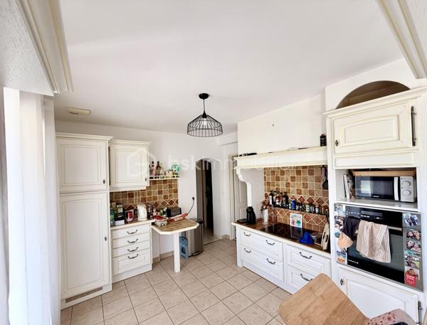 En Exclusivité BSK Immobilier:

Dans un petit village apprécié pour son calme, je vous propose cette maison familiale de 2004.
Du haut de ses 123m² habitables environ, elle possède bien des atouts qui sauront vous satisfaire.

Celle-ci est non seulement vivable de plain-pied mais elle possède également un point d'eau et un WC indépendant sur chaque niveau. De quoi vous apporter confort et praticité.
Ses 5 chambres, dont une au rez-de-Chaussée, vous donnent la possibilité de répondre aux envies et besoins de chaque membre du foyer.
Sa pièce de vie (avec lumière traversante) avec dans son prolongement l'espace cuisine, vous permettent de recevoir sans avoir peur de manquer d'espace.
Enfin, la terrasse avec vue sur la nature, est source de quiétude et gage de moments conviviaux.
Sans oublier, le garage (attenant à la maison), le carport ainsi que le chalet de jardin.
Le tout sur un terrain clos de 750m² environ.

Les + de ce joli bien: Salle d'eau du Rez-de-Chaussée refaite en 2025 / Bonne classe énergétique / Travaux sur l'assainissement réalisés en 2026 / Gare ligne Beauvais - Paris Nord à 5 minutes.

Tout ceci à 3 kilomètres d'Abbecourt et 4 kilomètres de Noailles.

Bref...Une visite s'impose!