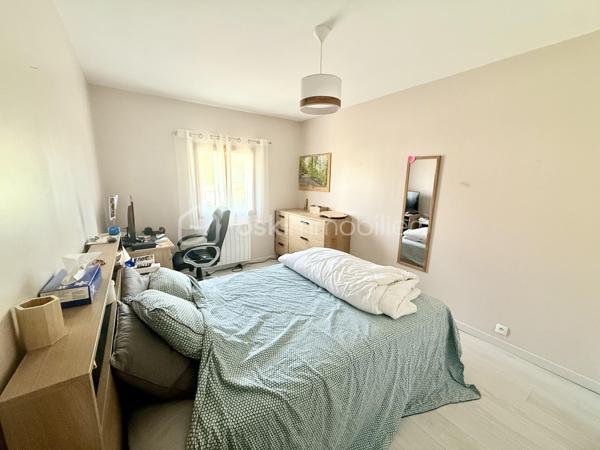 En Exclusivité BSK Immobilier:

Dans un petit village apprécié pour son calme, je vous propose cette maison familiale de 2004.
Du haut de ses 123m² habitables environ, elle possède bien des atouts qui sauront vous satisfaire.

Celle-ci est non seulement vivable de plain-pied mais elle possède également un point d'eau et un WC indépendant sur chaque niveau. De quoi vous apporter confort et praticité.
Ses 5 chambres, dont une au rez-de-Chaussée, vous donnent la possibilité de répondre aux envies et besoins de chaque membre du foyer.
Sa pièce de vie (avec lumière traversante) avec dans son prolongement l'espace cuisine, vous permettent de recevoir sans avoir peur de manquer d'espace.
Enfin, la terrasse avec vue sur la nature, est source de quiétude et gage de moments conviviaux.
Sans oublier, le garage (attenant à la maison), le carport ainsi que le chalet de jardin.
Le tout sur un terrain clos de 750m² environ.

Les + de ce joli bien: Salle d'eau du Rez-de-Chaussée refaite en 2025 / Bonne classe énergétique / Travaux sur l'assainissement réalisés en 2026 / Gare ligne Beauvais - Paris Nord à 5 minutes.

Tout ceci à 3 kilomètres d'Abbecourt et 4 kilomètres de Noailles.

Bref...Une visite s'impose!