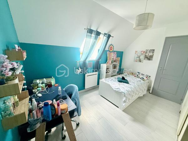 En Exclusivité BSK Immobilier:

Dans un petit village apprécié pour son calme, je vous propose cette maison familiale de 2004.
Du haut de ses 123m² habitables environ, elle possède bien des atouts qui sauront vous satisfaire.

Celle-ci est non seulement vivable de plain-pied mais elle possède également un point d'eau et un WC indépendant sur chaque niveau. De quoi vous apporter confort et praticité.
Ses 5 chambres, dont une au rez-de-Chaussée, vous donnent la possibilité de répondre aux envies et besoins de chaque membre du foyer.
Sa pièce de vie (avec lumière traversante) avec dans son prolongement l'espace cuisine, vous permettent de recevoir sans avoir peur de manquer d'espace.
Enfin, la terrasse avec vue sur la nature, est source de quiétude et gage de moments conviviaux.
Sans oublier, le garage (attenant à la maison), le carport ainsi que le chalet de jardin.
Le tout sur un terrain clos de 750m² environ.

Les + de ce joli bien: Salle d'eau du Rez-de-Chaussée refaite en 2025 / Bonne classe énergétique / Travaux sur l'assainissement réalisés en 2026 / Gare ligne Beauvais - Paris Nord à 5 minutes.

Tout ceci à 3 kilomètres d'Abbecourt et 4 kilomètres de Noailles.

Bref...Une visite s'impose!