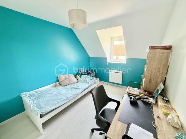 En Exclusivité BSK Immobilier:

Dans un petit village apprécié pour son calme, je vous propose cette maison familiale de 2004.
Du haut de ses 123m² habitables environ, elle possède bien des atouts qui sauront vous satisfaire.

Celle-ci est non seulement vivable de plain-pied mais elle possède également un point d'eau et un WC indépendant sur chaque niveau. De quoi vous apporter confort et praticité.
Ses 5 chambres, dont une au rez-de-Chaussée, vous donnent la possibilité de répondre aux envies et besoins de chaque membre du foyer.
Sa pièce de vie (avec lumière traversante) avec dans son prolongement l'espace cuisine, vous permettent de recevoir sans avoir peur de manquer d'espace.
Enfin, la terrasse avec vue sur la nature, est source de quiétude et gage de moments conviviaux.
Sans oublier, le garage (attenant à la maison), le carport ainsi que le chalet de jardin.
Le tout sur un terrain clos de 750m² environ.

Les + de ce joli bien: Salle d'eau du Rez-de-Chaussée refaite en 2025 / Bonne classe énergétique / Travaux sur l'assainissement réalisés en 2026 / Gare ligne Beauvais - Paris Nord à 5 minutes.

Tout ceci à 3 kilomètres d'Abbecourt et 4 kilomètres de Noailles.

Bref...Une visite s'impose!