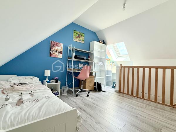 En Exclusivité BSK Immobilier:

Dans un petit village apprécié pour son calme, je vous propose cette maison familiale de 2004.
Du haut de ses 123m² habitables environ, elle possède bien des atouts qui sauront vous satisfaire.

Celle-ci est non seulement vivable de plain-pied mais elle possède également un point d'eau et un WC indépendant sur chaque niveau. De quoi vous apporter confort et praticité.
Ses 5 chambres, dont une au rez-de-Chaussée, vous donnent la possibilité de répondre aux envies et besoins de chaque membre du foyer.
Sa pièce de vie (avec lumière traversante) avec dans son prolongement l'espace cuisine, vous permettent de recevoir sans avoir peur de manquer d'espace.
Enfin, la terrasse avec vue sur la nature, est source de quiétude et gage de moments conviviaux.
Sans oublier, le garage (attenant à la maison), le carport ainsi que le chalet de jardin.
Le tout sur un terrain clos de 750m² environ.

Les + de ce joli bien: Salle d'eau du Rez-de-Chaussée refaite en 2025 / Bonne classe énergétique / Travaux sur l'assainissement réalisés en 2026 / Gare ligne Beauvais - Paris Nord à 5 minutes.

Tout ceci à 3 kilomètres d'Abbecourt et 4 kilomètres de Noailles.

Bref...Une visite s'impose!