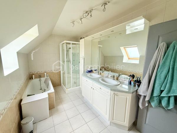 En Exclusivité BSK Immobilier:

Dans un petit village apprécié pour son calme, je vous propose cette maison familiale de 2004.
Du haut de ses 123m² habitables environ, elle possède bien des atouts qui sauront vous satisfaire.

Celle-ci est non seulement vivable de plain-pied mais elle possède également un point d'eau et un WC indépendant sur chaque niveau. De quoi vous apporter confort et praticité.
Ses 5 chambres, dont une au rez-de-Chaussée, vous donnent la possibilité de répondre aux envies et besoins de chaque membre du foyer.
Sa pièce de vie (avec lumière traversante) avec dans son prolongement l'espace cuisine, vous permettent de recevoir sans avoir peur de manquer d'espace.
Enfin, la terrasse avec vue sur la nature, est source de quiétude et gage de moments conviviaux.
Sans oublier, le garage (attenant à la maison), le carport ainsi que le chalet de jardin.
Le tout sur un terrain clos de 750m² environ.

Les + de ce joli bien: Salle d'eau du Rez-de-Chaussée refaite en 2025 / Bonne classe énergétique / Travaux sur l'assainissement réalisés en 2026 / Gare ligne Beauvais - Paris Nord à 5 minutes.

Tout ceci à 3 kilomètres d'Abbecourt et 4 kilomètres de Noailles.

Bref...Une visite s'impose!