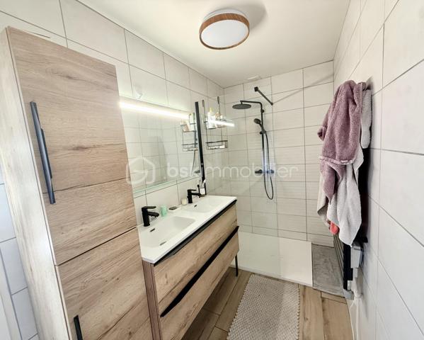 En Exclusivité BSK Immobilier:

Dans un petit village apprécié pour son calme, je vous propose cette maison familiale de 2004.
Du haut de ses 123m² habitables environ, elle possède bien des atouts qui sauront vous satisfaire.

Celle-ci est non seulement vivable de plain-pied mais elle possède également un point d'eau et un WC indépendant sur chaque niveau. De quoi vous apporter confort et praticité.
Ses 5 chambres, dont une au rez-de-Chaussée, vous donnent la possibilité de répondre aux envies et besoins de chaque membre du foyer.
Sa pièce de vie (avec lumière traversante) avec dans son prolongement l'espace cuisine, vous permettent de recevoir sans avoir peur de manquer d'espace.
Enfin, la terrasse avec vue sur la nature, est source de quiétude et gage de moments conviviaux.
Sans oublier, le garage (attenant à la maison), le carport ainsi que le chalet de jardin.
Le tout sur un terrain clos de 750m² environ.

Les + de ce joli bien: Salle d'eau du Rez-de-Chaussée refaite en 2025 / Bonne classe énergétique / Travaux sur l'assainissement réalisés en 2026 / Gare ligne Beauvais - Paris Nord à 5 minutes.

Tout ceci à 3 kilomètres d'Abbecourt et 4 kilomètres de Noailles.

Bref...Une visite s'impose!