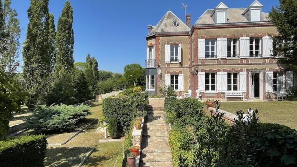 Propriete
                                                                                                                                                                                                                                                                                                                        12 pièce(s)                                                                                                                                                                                                          7 chambre(s)                                                                                                                                                                                                          305  m²