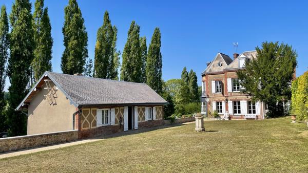 Propriete
                                                                                                                                                                                                                                                                                                                        12 pièce(s)                                                                                                                                                                                                          7 chambre(s)                                                                                                                                                                                                          305  m²