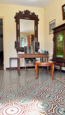 Propriete
                                                                                                                                                                                                                                                                                                                        12 pièce(s)                                                                                                                                                                                                          7 chambre(s)                                                                                                                                                                                                          305  m²