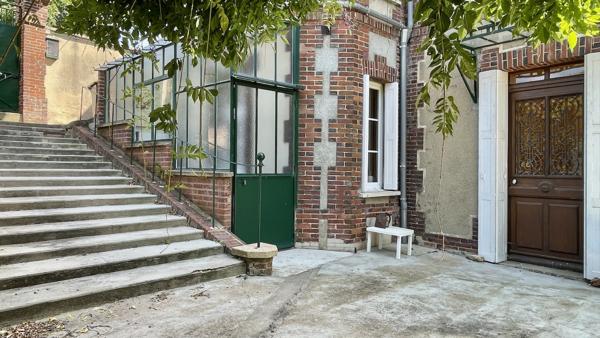 Propriete
                                                                                                                                                                                                                                                                                                                        12 pièce(s)                                                                                                                                                                                                          7 chambre(s)                                                                                                                                                                                                          305  m²