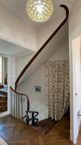 Propriete
                                                                                                                                                                                                                                                                                                                        12 pièce(s)                                                                                                                                                                                                          7 chambre(s)                                                                                                                                                                                                          305  m²