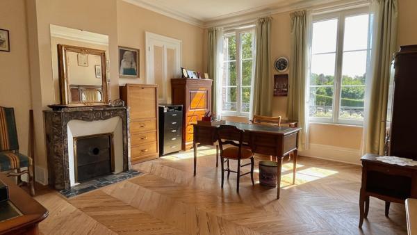 Propriete
                                                                                                                                                                                                                                                                                                                        12 pièce(s)                                                                                                                                                                                                          7 chambre(s)                                                                                                                                                                                                          305  m²