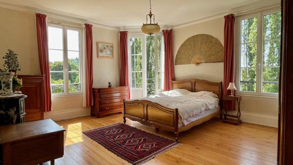 Propriete
                                                                                                                                                                                                                                                                                                                        12 pièce(s)                                                                                                                                                                                                          7 chambre(s)                                                                                                                                                                                                          305  m²