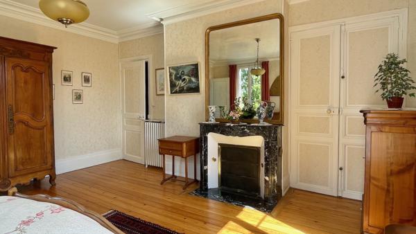 Propriete
                                                                                                                                                                                                                                                                                                                        12 pièce(s)                                                                                                                                                                                                          7 chambre(s)                                                                                                                                                                                                          305  m²