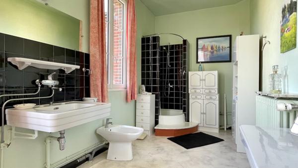 Propriete
                                                                                                                                                                                                                                                                                                                        12 pièce(s)                                                                                                                                                                                                          7 chambre(s)                                                                                                                                                                                                          305  m²